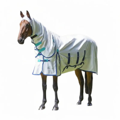 Shires Highlander Plus Sweet Itch Combo midge-proof 600D horse rug in light gray with teal and navy blue trim. This full-coverage fly sheet features an integrated neck cover with ear holes, a deep belly flap, and a tail flap for total insect protection. Made from breathable ripstop fabric, it provides UV protection and relief for horses sensitive to midges. Essential equestrian gear for superior summer comfort and skin health.