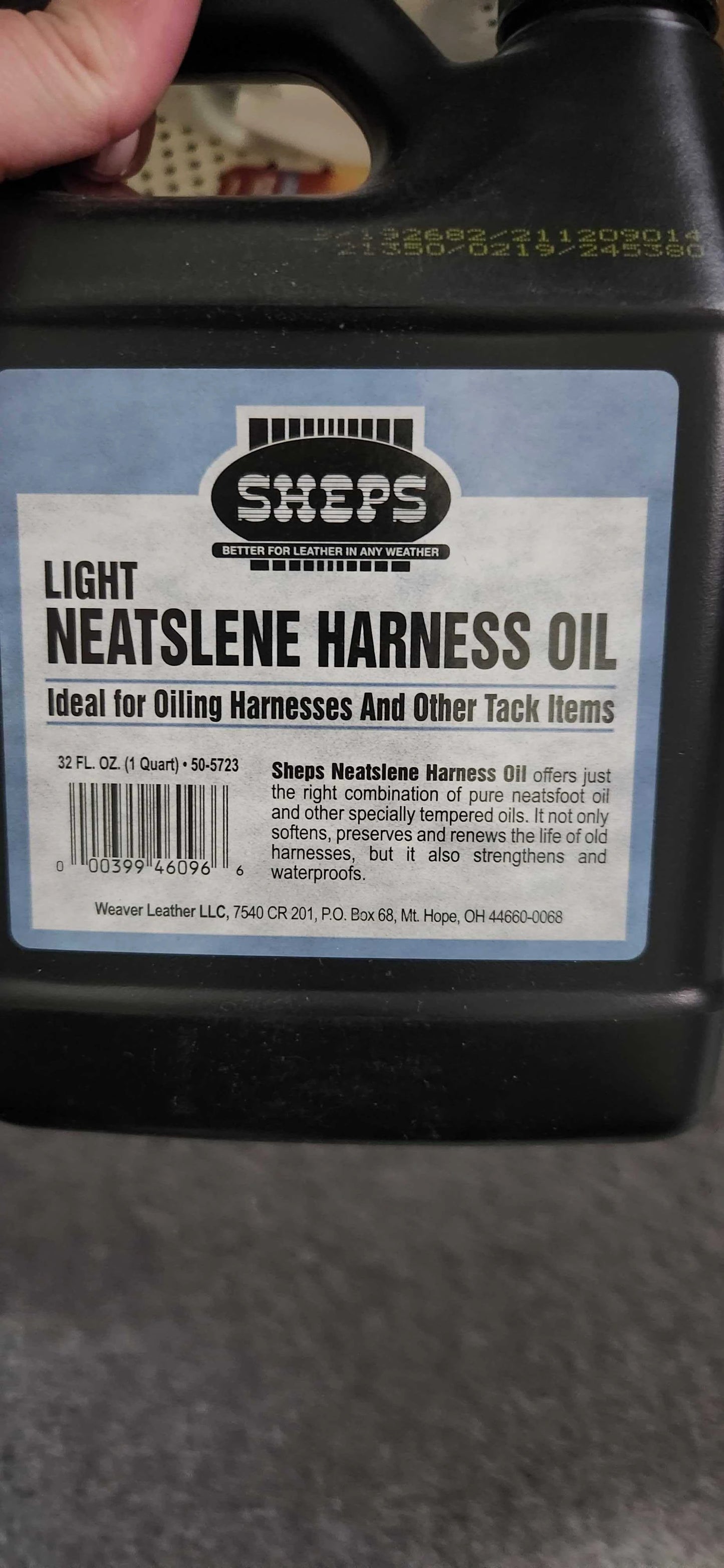Weaver Leather Sheps Neatslene Harness Oil 32oz - Leather Conditioner, Preserver & Waterproofing