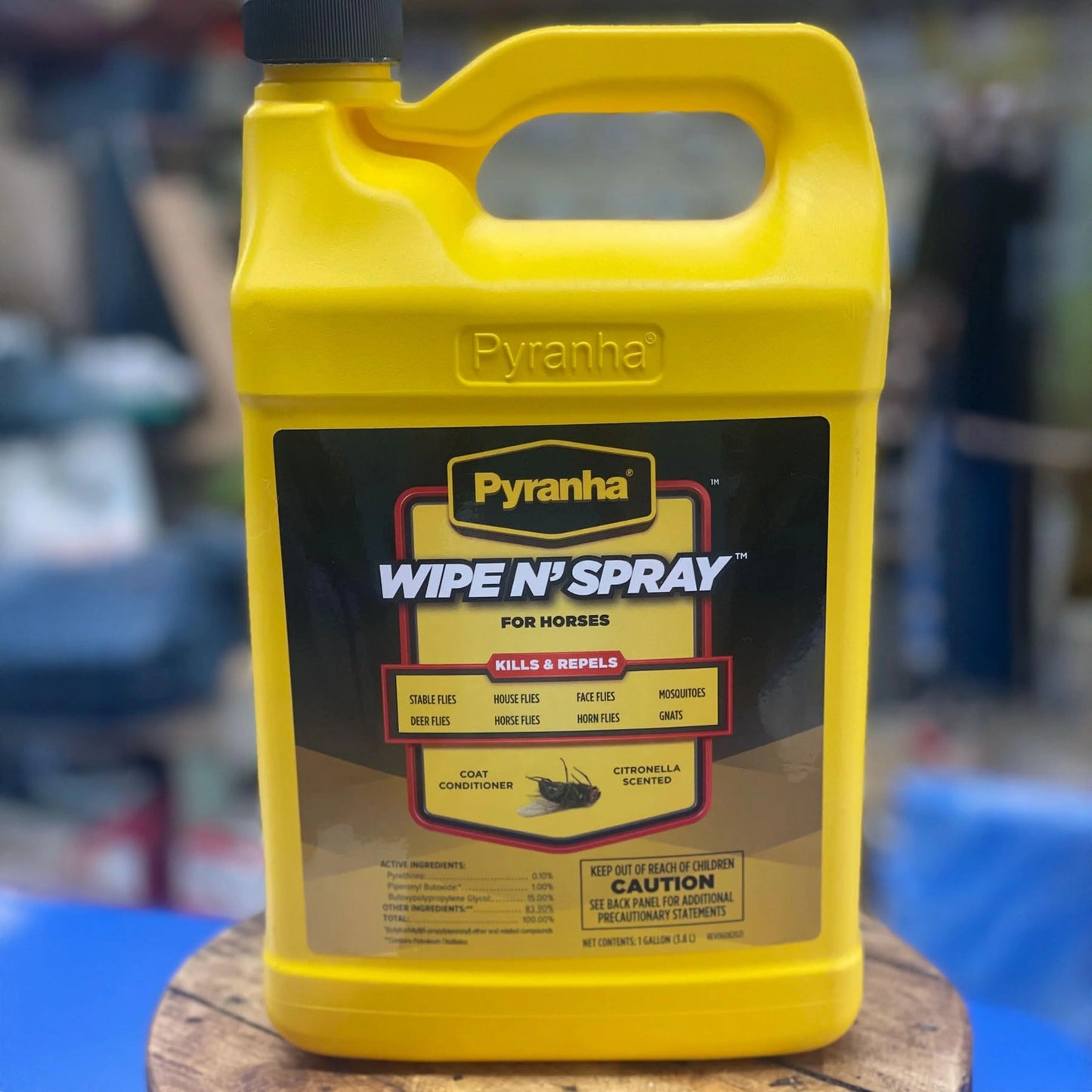 Pyranha Wipe N' Spray – Oil-Based Sweat-Resistant Fly Control